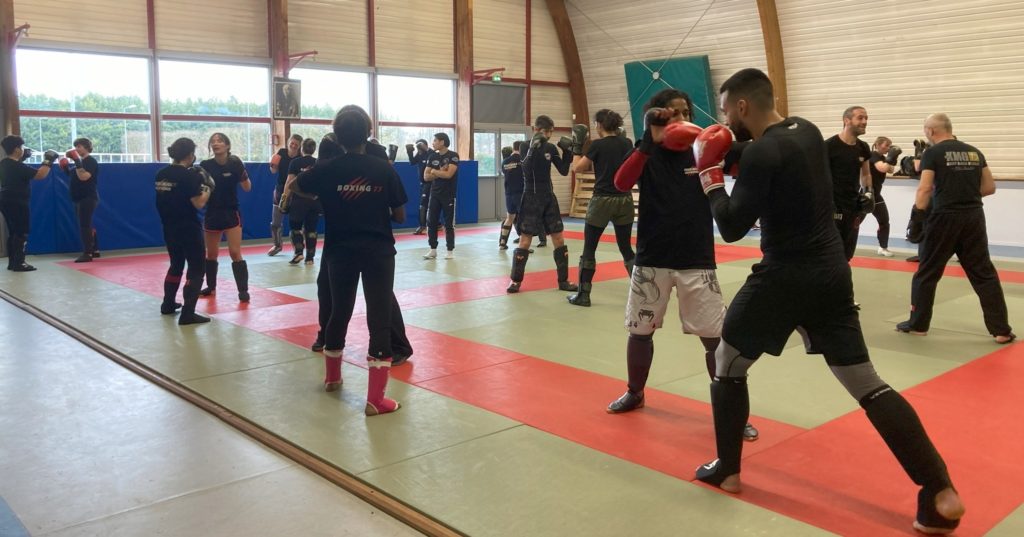 Cours de boxe thai avec les licenciés du club Dojo 77, lors d'un entrainement avec sparring