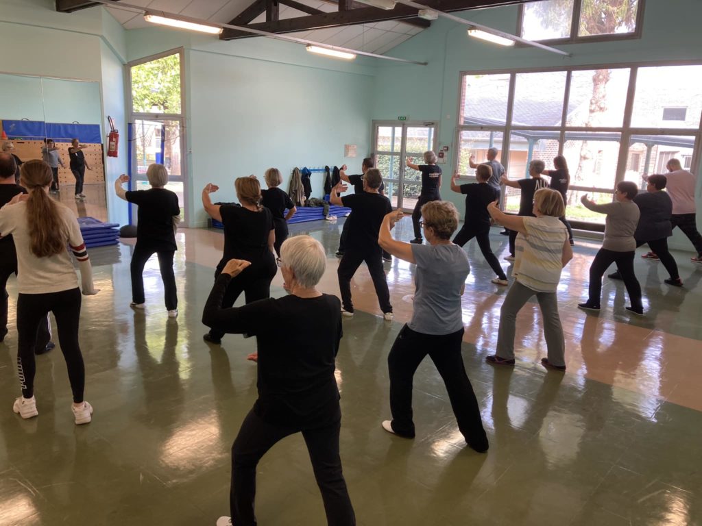 Cours de Tai Chi avec les adhérents du club de sport de combat Dojo 77, à Saint Thibault des Vignes, en Seine et Marne