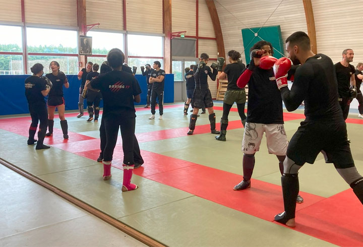 Entrainement du club sur une session de boxe thai dans l'une des salles de sport du Dojo 77