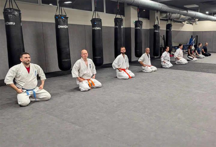 Repos pour les licenciés du club Dojo 77, lors d'un entrainement de karaté kyokushinkai, dans une salle de karaté dédiée