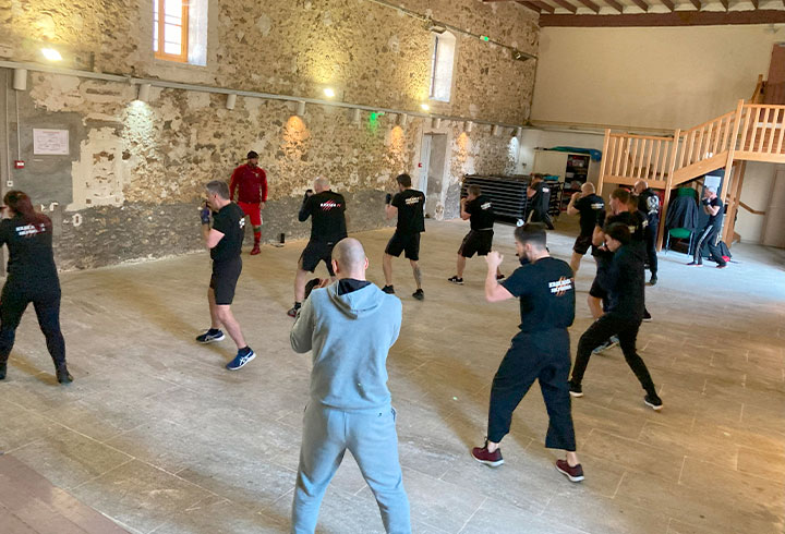 Apprendre les gestes de krav maga avec la répétition des mouvements, ici dans l'un de nos cours de krav maga à Jossigny