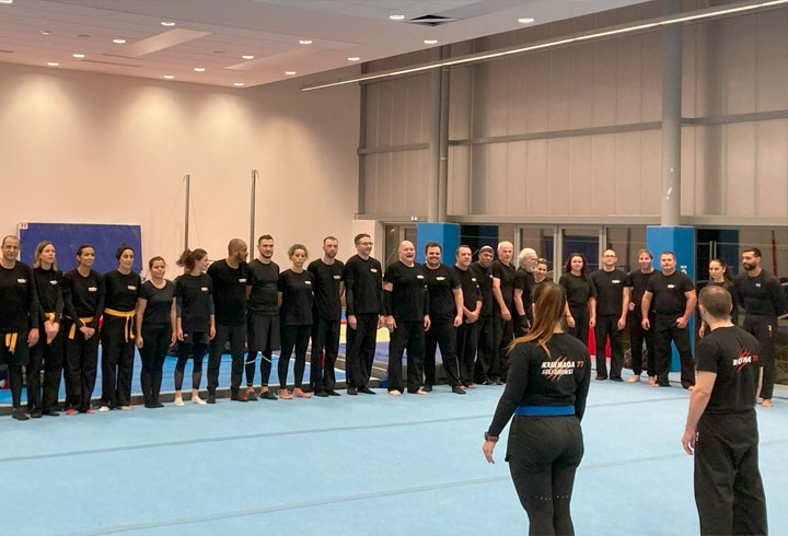 Ecoute des consignes des instructeurs lors d'un cours de krav maga à Montévrain, pour les licenciés du Dojo 77